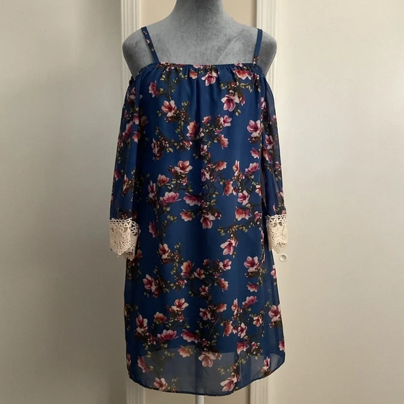 💜 A. Byer Off The Shoulder Printed Shift Dress with Lace - Picture 2 of 9